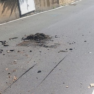 Si rompe un tubo e si crepa l'asfalto: chiusa via alla Rocca a Savona (FOTO)