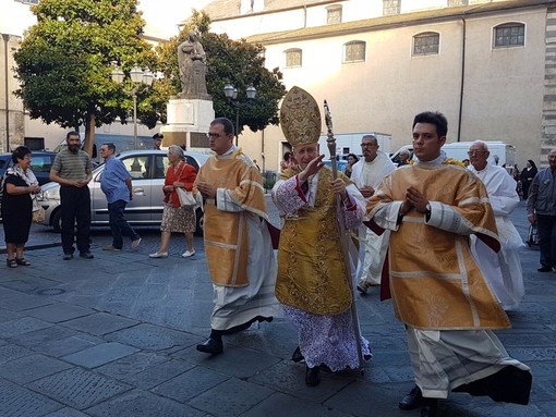 Albenga, una folla commossa per l'ultima messa del vescovo Mario Oliveri (FOTO e VIDEO)