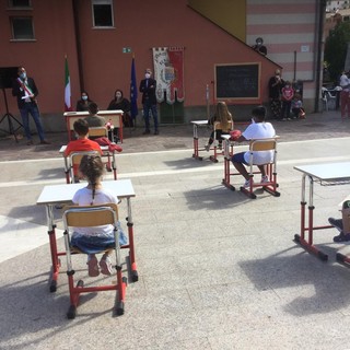 Bergeggi, l’ultimo giorno di scuola è in piazza: gli alunni di quinta salutano le elementari