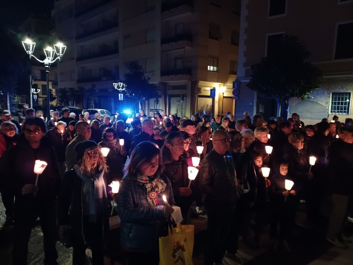 Albenga, un successo la Fiaccolata lungo il &quot;Cammino della Memoria&quot; (FOTO)