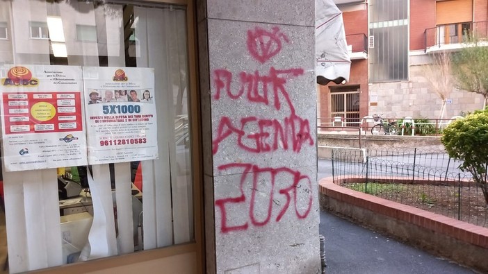 Savona, vandalizzata la sede Uil. La condanna del Psi: &quot;Il clima nel Paese sta risvegliando toni di chiara matrice eversiva&quot;