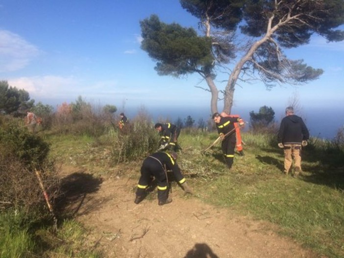 Stato di grave pericolosità per gli incendi boschivi: dichiarata la sospensione fino all'8 aprile su tutta la Liguria