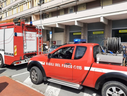 Albisola, corto circuito presso l'ufficio postale: locali evacuati (FOTO)