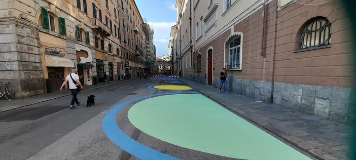 Festa di fine anno scolastico in via Manzoni, studenti e commercianti inaugurano l'urbanistica tattica