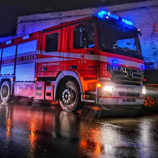 Incendio sul balcone nella Valle di Vado: intervento dei vigili del fuoco