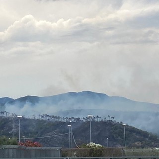 L'incendio nell'entroterra albenganese non si placa: evacuate alcune abitazioni, operative squadre di terra e aeree