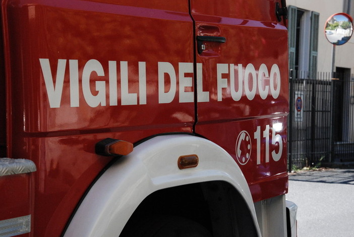 Savona, mamma bloccata sul terrazzo con il figlio piccolo solo in casa: intervento dei vigili del fuoco