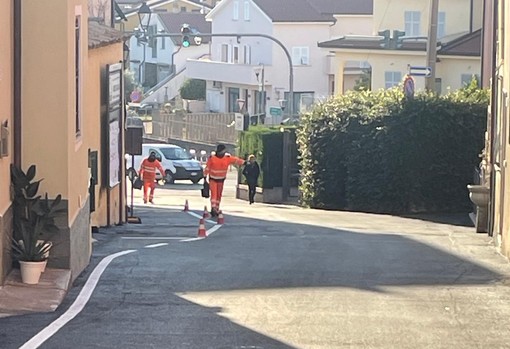 Albenga, nuovo asfalto in via Cavour nella frazione di Campochiesa