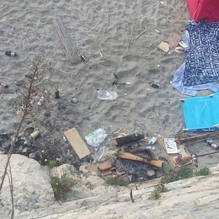 Campeggiatori abusivi sulla spiagga dei Saraceni a Varigotti