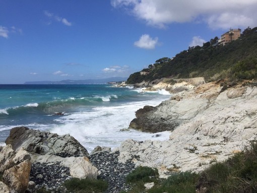 Anticipazioni di primavera nel Beigua, passeggiando sul lungomare di Varazze