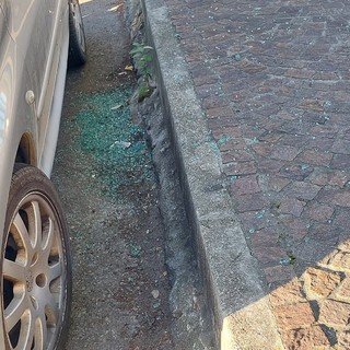 Danneggiamenti vetri auto a Savona, si sommano le denuce: da via Verdi a Piazza del Popolo e via Genova