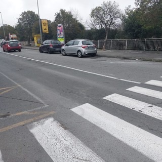 Savona, auto troppo veloci e pericolo per i pedoni in via alla Rocca: limite abbassato ai 30km orari