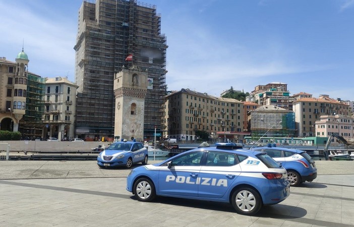 Rubavano le borse alle donne mentre erano in auto: due arresti a Savona