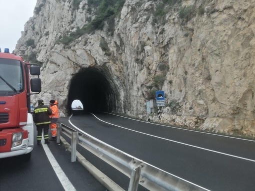 L'intervento dei Vigili del Fuoco lo scorso 1 gennaio 2021 per alcuni massi caduti a Capo Noli