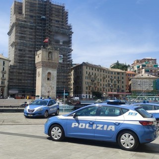 Rubavano le borse alle donne mentre erano in auto: due arresti a Savona