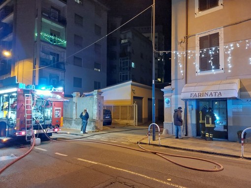 L'intervento dei vigili del fuoco in via Servettaz a Savona