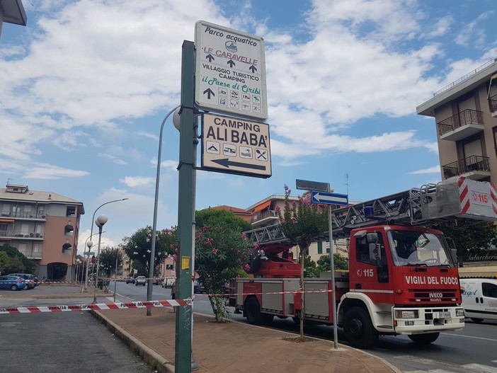 Ceriale: vigili del fuoco sistemano palo pericolante