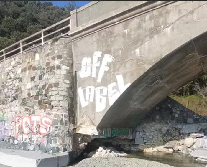 Varazze, danni alla pila del ponte alla foce del rio Arenon. Sindaco: &quot;Non è sicuro&quot;