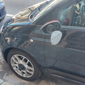 Savona, nuovo raid dei vandali: distrutti specchietti di 5 auto (FOTO)