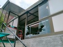 Savona, i vandali colpiscono la società di Marmorassi: distrutta una vetrata e alcune bottiglie (FOTO)