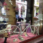 &quot;Vetrina in Rosa&quot;, i negozi si addobbano per il passaggio del Giro a Savona: ecco il contest