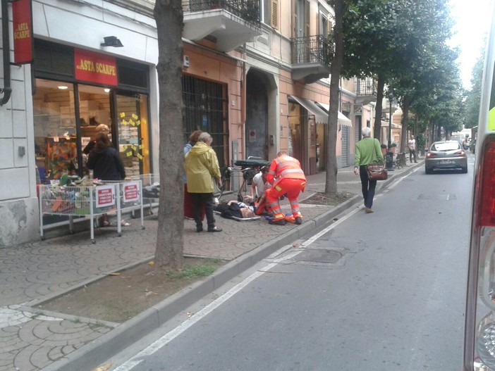 Albenga: marciapiedi sconnessi e le cadute sono all'ordine del giorno