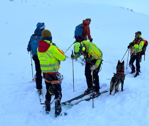 Monesi, valanga travolge gruppo di escursionisti: un morto e due feriti (FOTO e VIDEO)