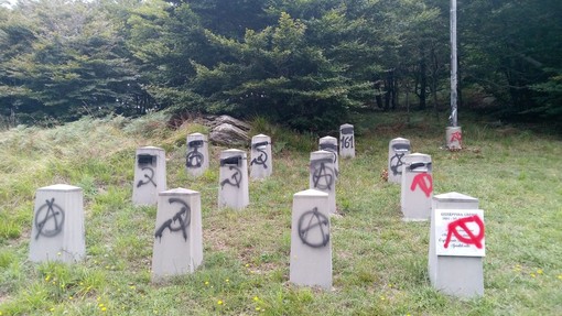 &quot;Genova vi odia&quot;, imbrattate targhe e crocifisso nel sacraio del Monte Manfrei a Urbe (FOTO)