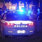 Con un coltello da cucina di 33 cm, viene disarmato e colpisce due agenti: in carcere 33enne