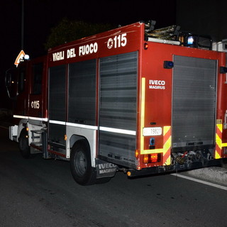 Savona, auto ribaltata su un fianco in via Belvedere: intervento dei vigili del fuoco