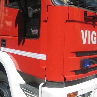 Albenga, si chiude in auto per sbaglio: bambina liberata dai vigili del fuoco