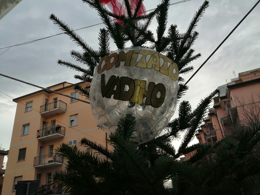 Il Natale arriva a Vadino: comitato e commercianti addobbano il quartiere ingauno