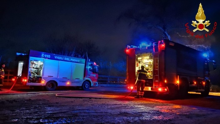 Vado Ligure, incendio alla discarica di San Genesio: mobilitati i vigili del fuoco