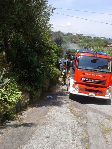 Albisola Superiore, baracca a fuoco in località Oliveto: intervento dei vigili del fuoco