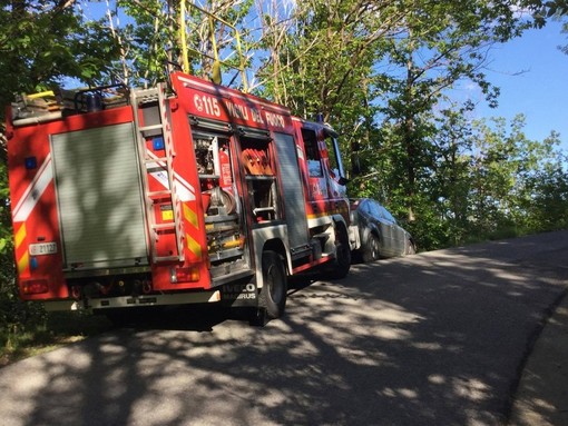 Auto perde il controllo e si ribalta a Magliolo: intervento dei vigili del fuoco