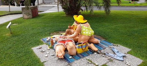 Vandalizzata l'opera &quot;Curvy on the Beach&quot; a Savona: rotta una gamba della &quot;Bellezza a tutto tondo&quot;