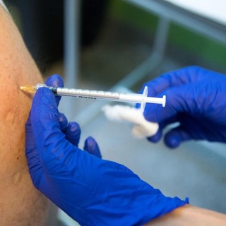 Firmato l’accordo tra Regione, Confindustria e sindacati per le vaccinazioni sui luoghi di lavoro