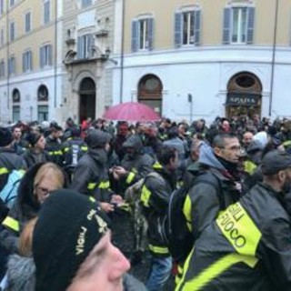 Vigili del fuoco discontinui in protesta a Roma (FOTO e VIDEO)