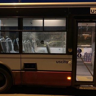 Autista chiede di rispettare il divieto di fumo sul bus: un giovane scende e spacca un vetro del mezzo