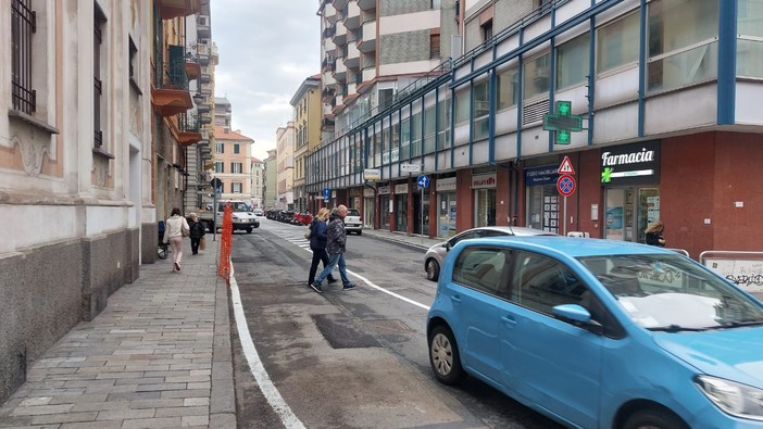 Il cambio viabilità che fa discutere: in via dei Mille tra il malumore dei commercianti e la cauta soddisfazione dei savonesi (FOTO e VIDEO)