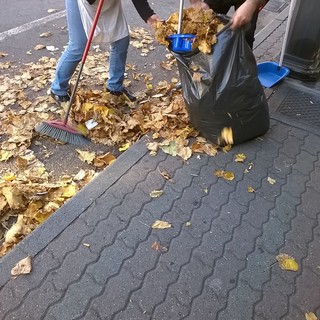 Albenga, commercianti esasperati si armano di scopa e paletta sostituendosi a Teknoservice