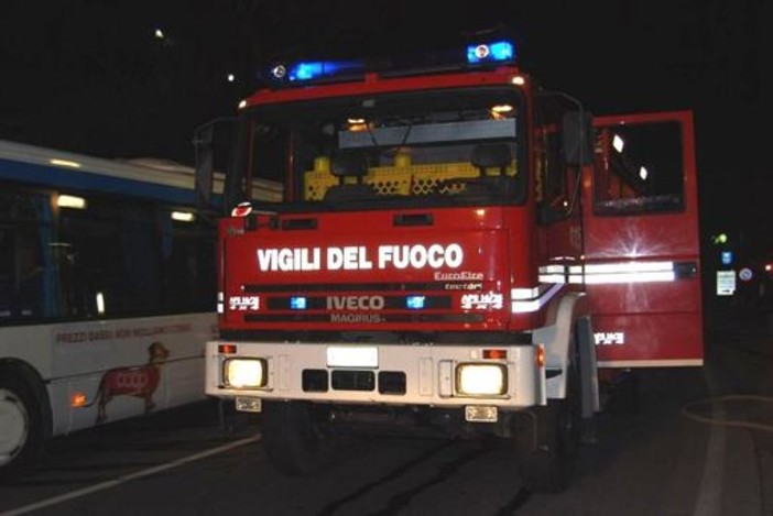 Pietra: auto distrutta per una batteria difettosa