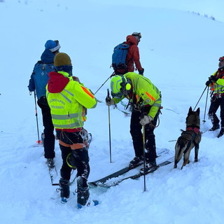 Monesi, valanga travolge gruppo di escursionisti: un morto e due feriti (FOTO e VIDEO)