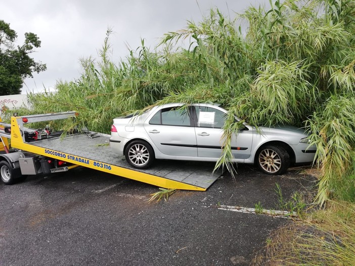 Albenga, polizia locale rimuove veicoli abbandonati (FOTO)