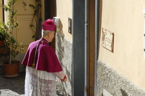 L'arrivo del Vescovo al convento delle Clarisse di Diano Castello