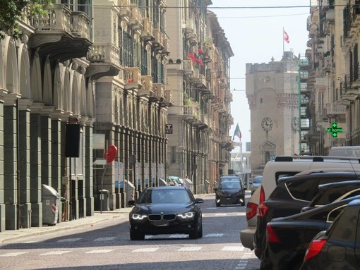 Savona, operazione decoro in via Paleocapa e Piazza Mameli: nuovi cestini, panchine e vasi di chinotto