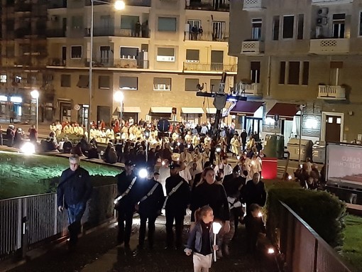 Venerdì Santo a Savona: le Confraternite e i fedeli in preghiera sulla piazza dell'antica cattedrale del Priamar