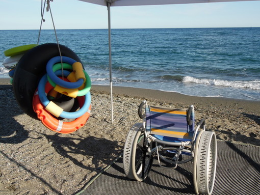 Accesso ai disabili e balneazione accompagnata: a Varazze inaugura la spiaggia libera attrezzata per un servizio senza ostacoli