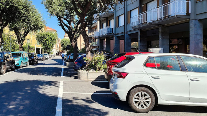 Finale, lite a colpi di cocci di bottiglie e pietrate in via De Raymondi: &quot;Situazione al limite, serve un intervento&quot;