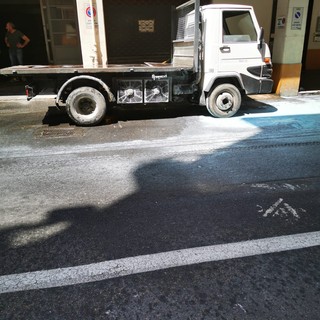 Albenga: furgone a fuoco in via fratelli Grana, intervento dei vigili del fuoco